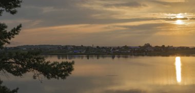 Fırtına ve mor güneş beklentisiyle sakin bir gölde Akşam