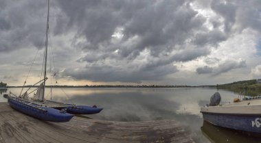 Fırtına ve mor güneş beklentisiyle sakin bir gölde Akşam