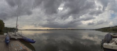 Fırtına ve mor güneş beklentisiyle sakin bir gölde Akşam