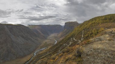 Altın sonbaharda güzel Altay dağları