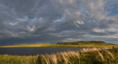 Khakassia chiaroscuro ve bulutlar yaz fırtına