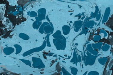 mavi arka plan boya ile doku sıçramalarına