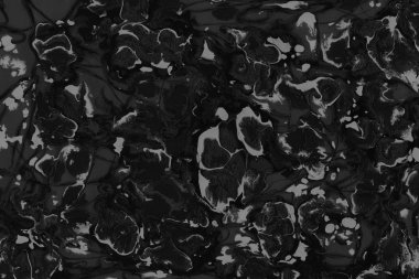 Siyah kağıt dokusu üzerinde gri akrilik boya ile. Kaotik soyut organik tasarım.