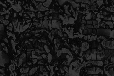 Siyah kağıt dokusu üzerinde gri akrilik boya ile. Kaotik soyut organik tasarım.