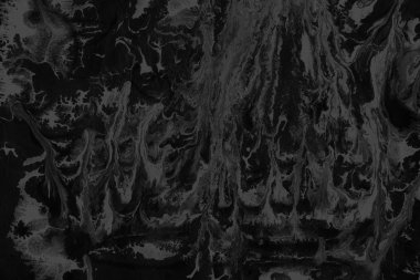 Siyah kağıt dokusu üzerinde gri akrilik boya ile. Kaotik soyut organik tasarım.