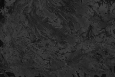 Siyah kağıt dokusu üzerinde gri akrilik boya ile. Kaotik soyut organik tasarım.