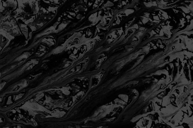 Siyah kağıt dokusu üzerinde gri akrilik boya ile. Kaotik soyut organik tasarım.