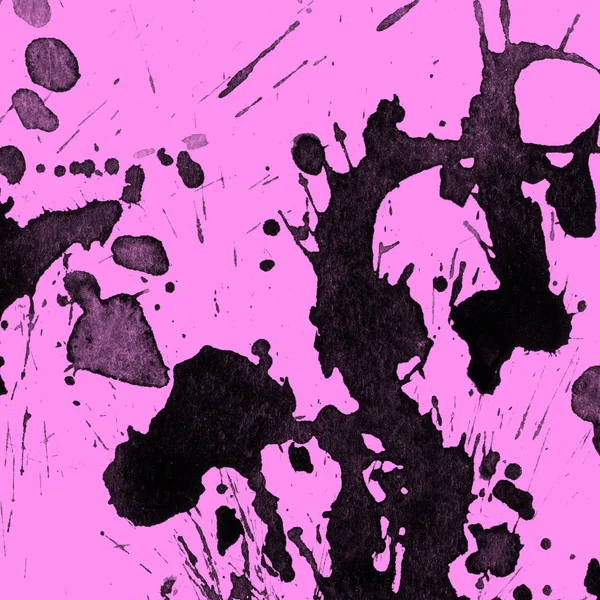 Soyut siyah boya doku pembe bir arka plan üzerinde splatters