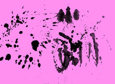 Soyut siyah boya doku pembe bir arka plan üzerinde splatters