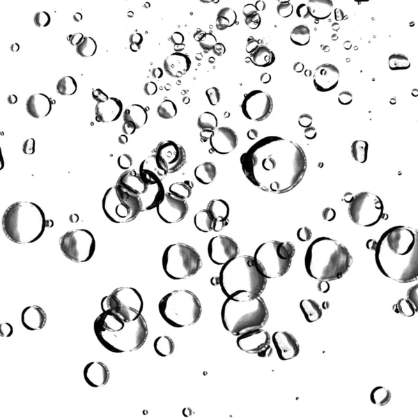 Beyaz arka plan üzerinde izole su kabarcıkları.