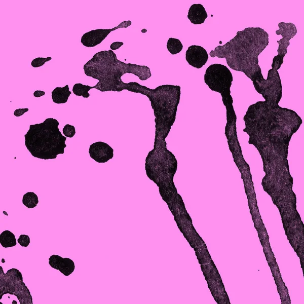 Soyut siyah boya doku pembe bir arka plan üzerinde splatters