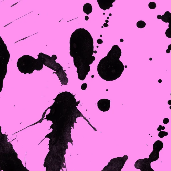 Soyut siyah boya doku pembe bir arka plan üzerinde splatters