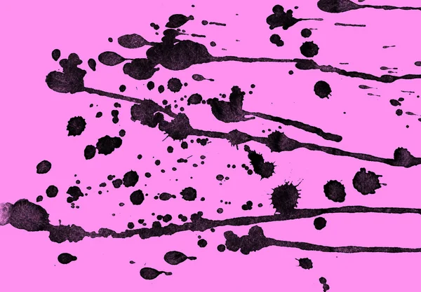 Soyut siyah boya doku pembe bir arka plan üzerinde splatters