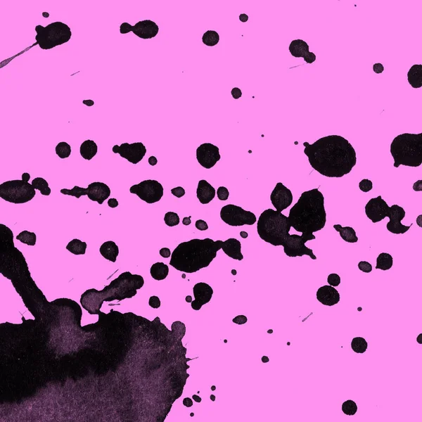 Soyut siyah boya doku pembe bir arka plan üzerinde splatters