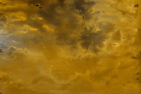 Kağıt arka plan üzerinde altın suluboya boya