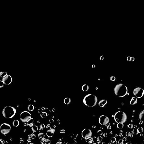 黒い背景に白い水の気泡を分離しました 水滴は雨します 水中の酸素 — ストック写真