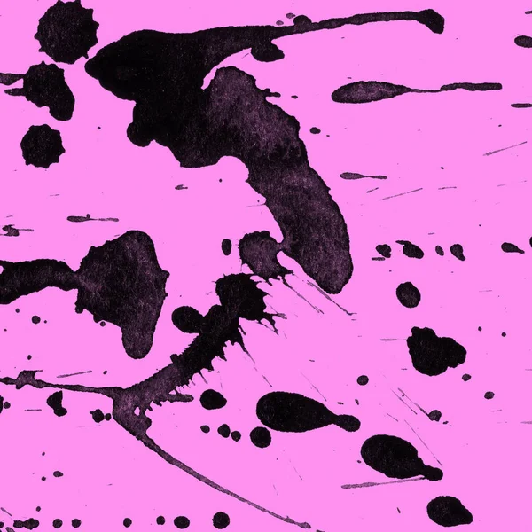 Soyut siyah boya doku pembe bir arka plan üzerinde splatters