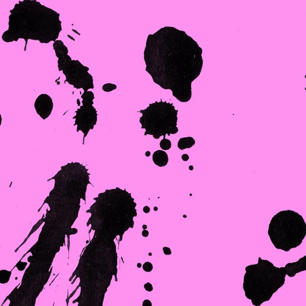 Soyut siyah boya doku pembe bir arka plan üzerinde splatters