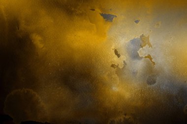 Kağıt arka plan üzerinde altın suluboya boya