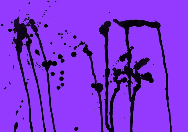 抽象的黑色油漆飞溅纹理在紫色背景 — 图库照片