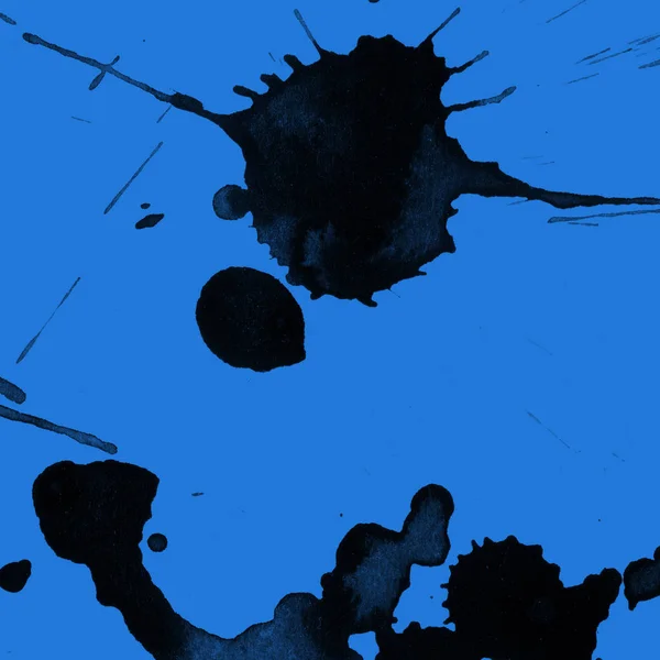 Abstrait Noir Peinture Éclaboussures Texture Sur Fond Bleu — Photo