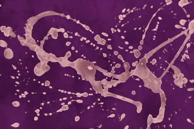 Mor fırça darbeleri ile soyut suluboya dokulu zemin