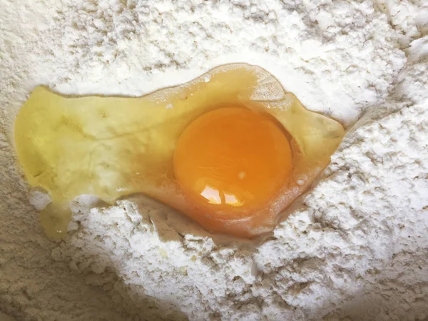 パン屋さんの小麦粉に卵黄蛋白質 — ストック写真