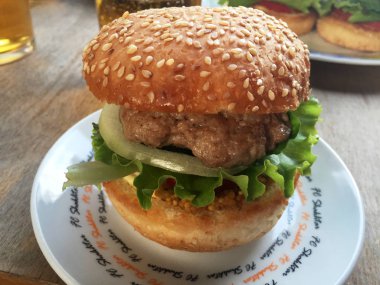 Plaka üzerinde büyük hamburger