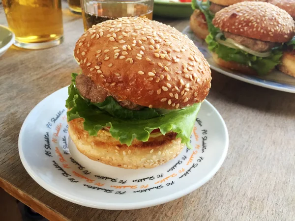 Großer Hamburger Auf Dem Teller — Stockfoto