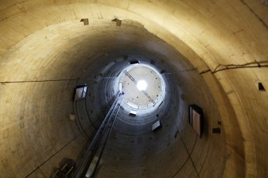 Pisa Kulesi. İçeri dön görüntülemek