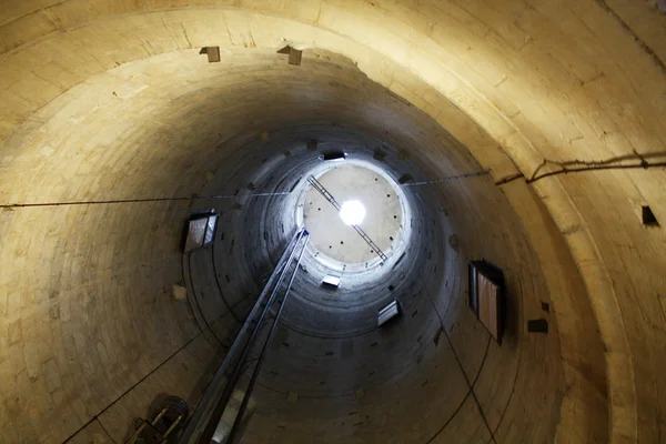 Pisa Kulesi. İçeri dön görüntülemek