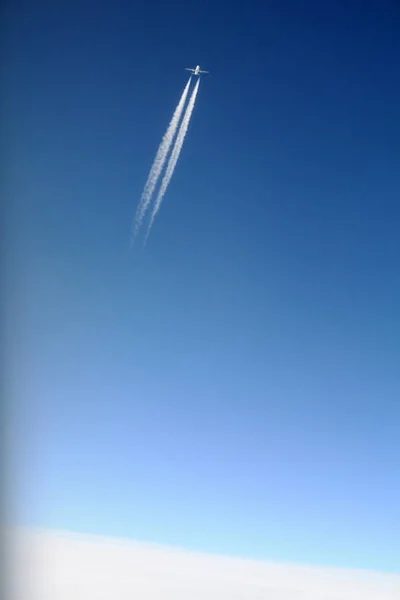 Flygplan Den Blå Himlen — Stockfoto