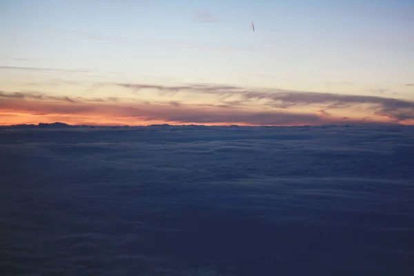 飛んでいる飛行機から夕日の写真 — ストック写真