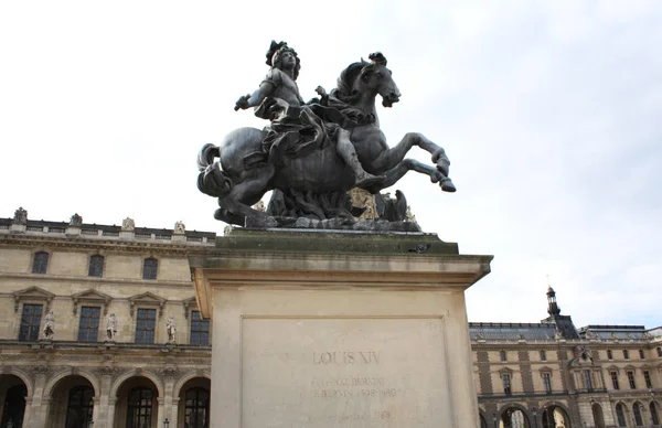 Βασιλιά Louis Στο Άλογο Γλυπτική Στο Παρίσι — Φωτογραφία Αρχείου