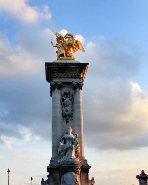 Günbatımı Alexander III Köprüsü'nde de Paris.