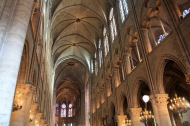 Paris / Fransa - 10 Şubat 2013. Notre Dame Katedrali iç. Vitray pencere.