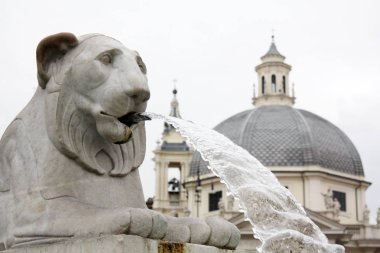 Piazza del Popolo Roma Çeşmesi ile. Roma İtalya Meydanı.