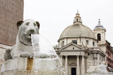 Piazza del Popolo Roma Çeşmesi ile. Roma İtalya Meydanı.