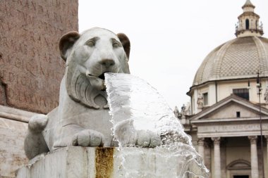 Piazza del Popolo Roma Çeşmesi ile. Roma İtalya Meydanı.