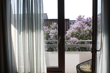 Pencere balkon. Bahar çiçek leylak.