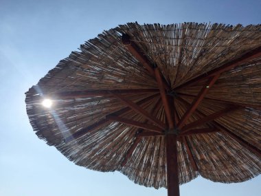 Yaz plaj şemsiyesi güneşli gün