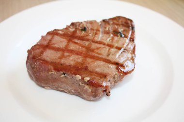 Beyaz tabakta ton balığı biftek ızgara