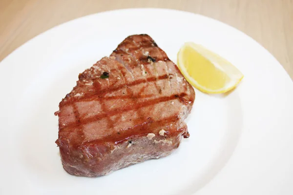 Filete Atún Asado Plato Blanco —  Fotos de Stock