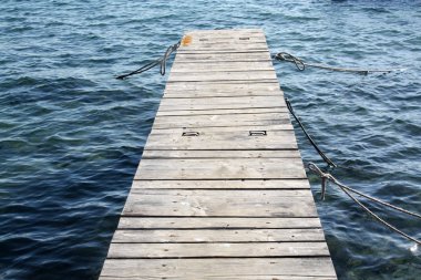Ahşap köprü Adriyatik Denizi. Pier.