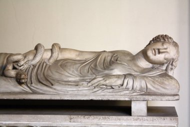 Roma İmparatorluğu kadın yılanla heykel. İtalya 2018