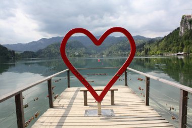26 Eylül, Çarşamba, 2018. Lake Bled. Slovenya. Julian Alps. Ortaçağ Bled Kalesi. Köprüde kalp.