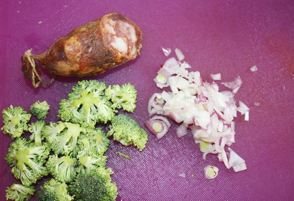 Salsicha Caça Com Brócolis Cebola Mesa Cozinha — Fotografia de Stock