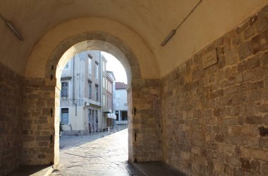 Zadar içinde deniz (Saint Chrysogonus kapısı) Zadar kapısı / Hırvatistan. Şehrin girişine. Üstünde tepe-in bu kasaba gate bir at üstünde Saint Chrysogonus görür. Bu Aziz şehir aziz Zadar olduğunu. 