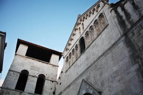 未完成の鐘楼と聖 Chrysogonus の教会 ザダル クロアチア — ストック写真