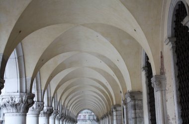 Başlık: Doge Sarayı sütun. Venedik İtalya San Marco Meydanı. Sütun ayrıntılarını.